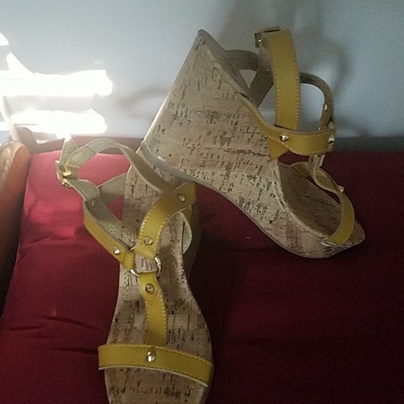 Shoes - Picture 3 of 4